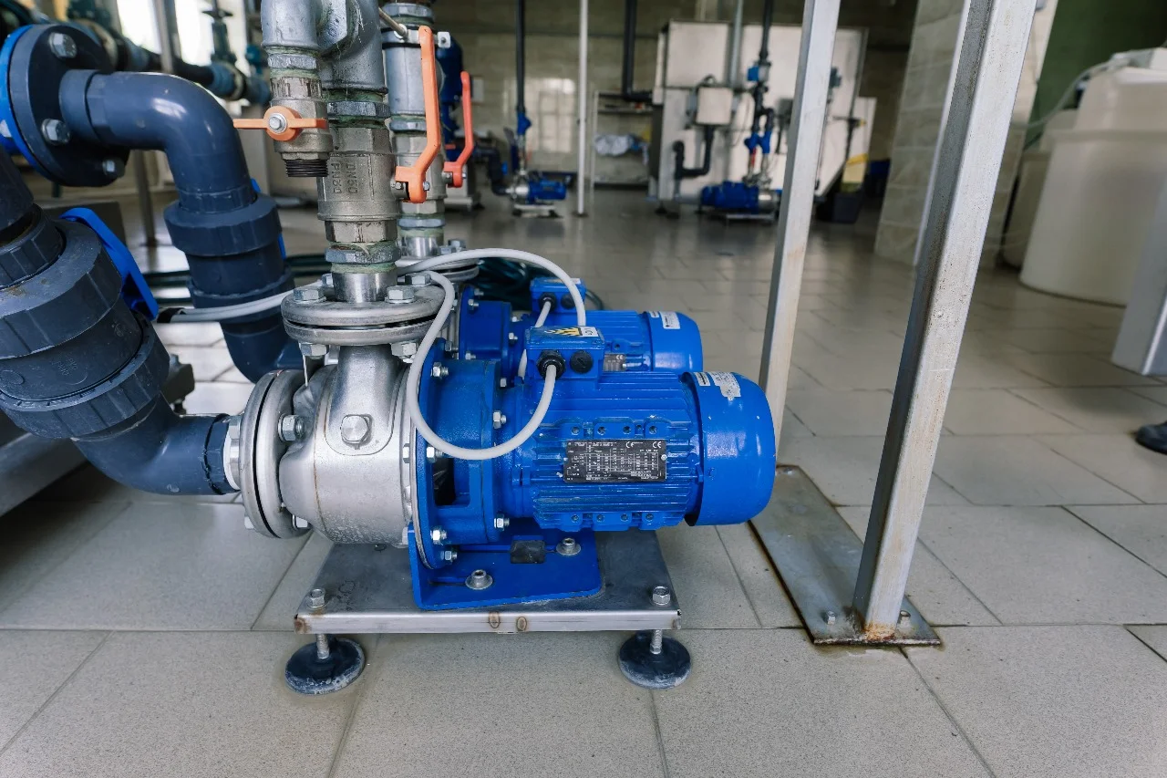 فني تركيب وصيانة مضخات مياه الصالحية